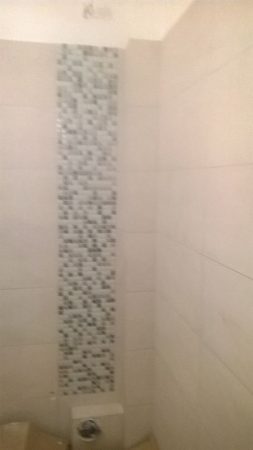 Διακοσμητική ψηφίδα πίσω από τη λεκάνη σε ανακαίνιση μπάνιου στον Βύρωνα