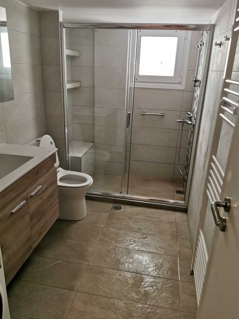Ανακαίνιση μικρού μπάνιου στην Καλλιθέα με καμπίνα ντουζιέρας και μοντέρνο έπιπλο μπάνιου