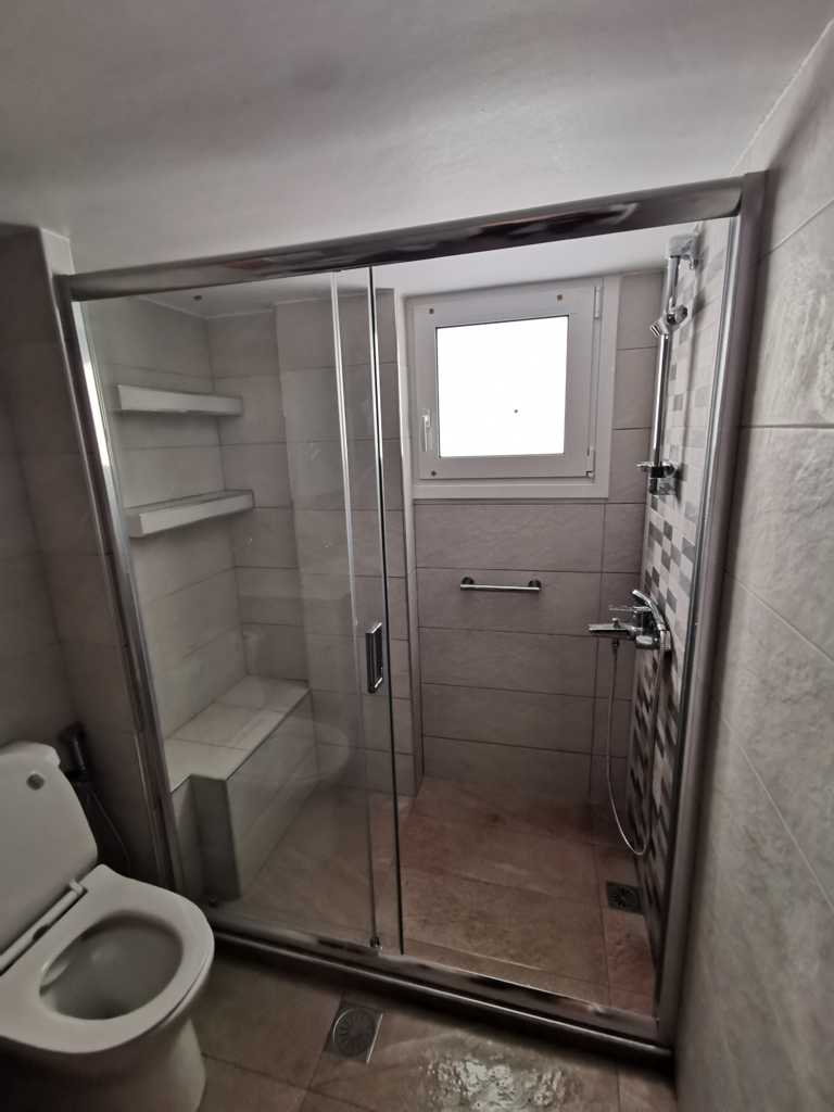 Καμπίνα ντουζιέρας σε μικρό ανακαινισμένο μπάνιο στην Καλλιθέα