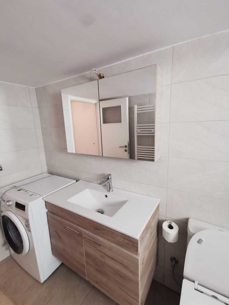 Ανακαινισμένο μπάνιο στην Καλλιθέα με έπιπλο νιπτήρα και ενσωματωμένο πλυντήριο ρούχων