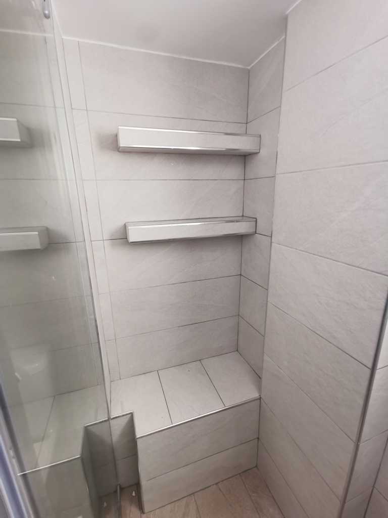 Χτιστή ντουζιέρα με εντοιχισμένα ράφια σε ανακαίνιση μπάνιου στην Καλλιθέα