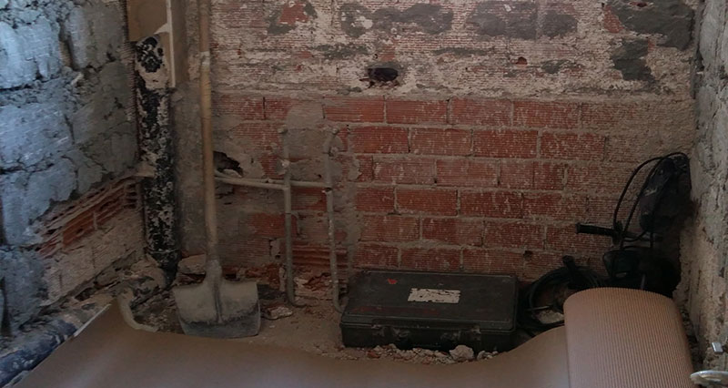 Αποξήλωση μπάνιου πριν την ανακαίνιση στον Άλιμο