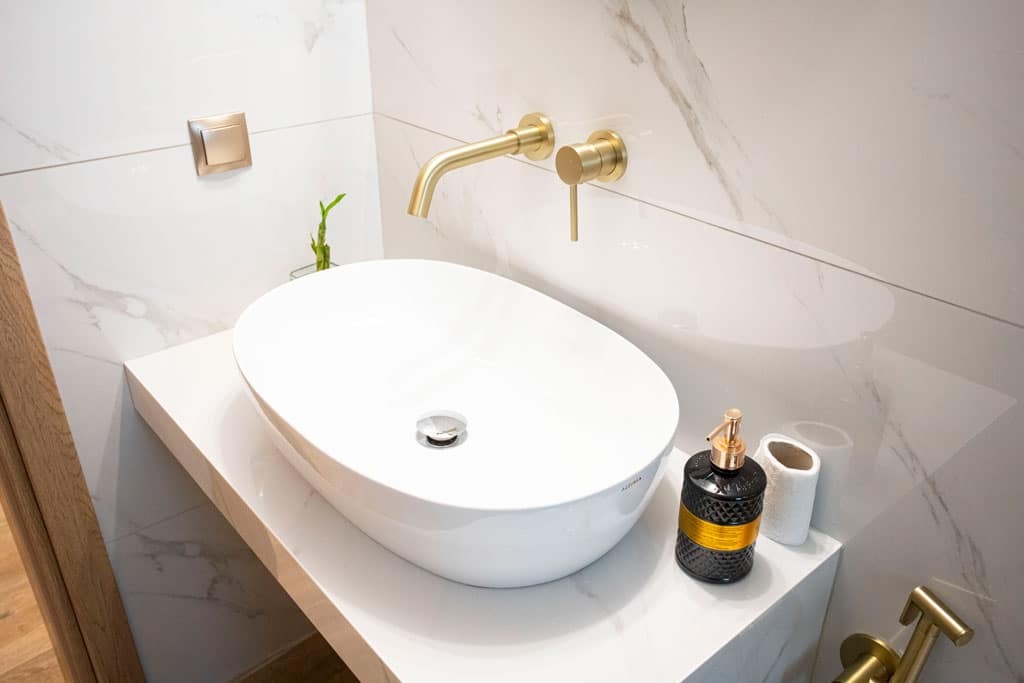 Εντοιχισμένη μπαταρία νιπτήρα και χτιστός πάγκος σε ανακαίνιση μπάνιου στην Καλλιθέα