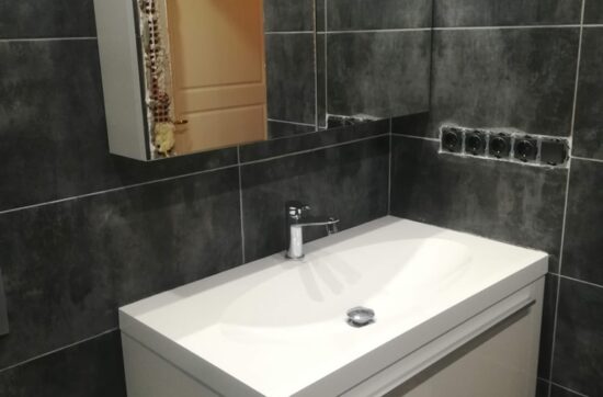 Έπιπλο μπάνιου με νιπτήρα σε ανακαίνιση μπάνιου στον Πειραιά