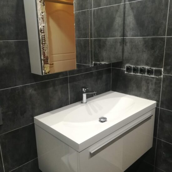 Έπιπλο μπάνιου με νιπτήρα σε ανακαίνιση μπάνιου στον Πειραιά