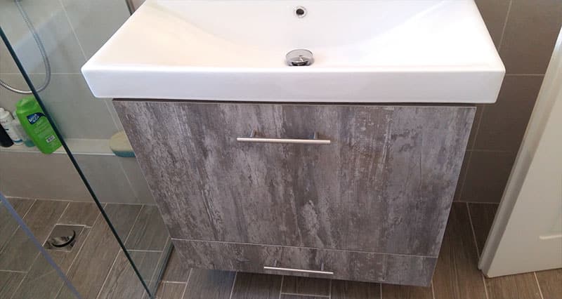 Τοποθέτηση επίπλου μπάνιου με νιπτήρα σε ανακαίνιση στον Άλιμο