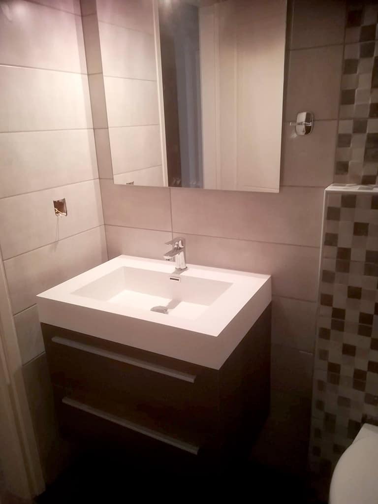 κρεμαστό έπιπλο μπάνιου σε ανακαίνιση μπάνιου στα Κάτω Πατήσια