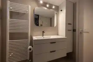 Κρεμαστό έπιπλο μπάνιου με δύο συρτάρια, μπαταρία gunmetal και καθρέφτη σε μοντέρνα ανακαίνιση