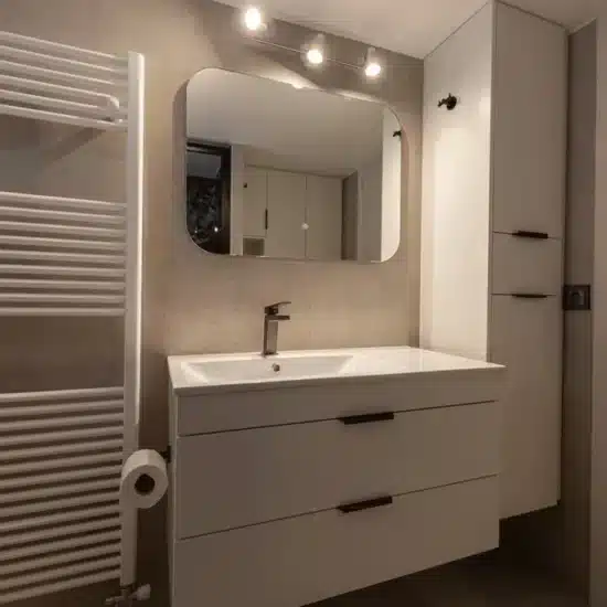 Κρεμαστό έπιπλο μπάνιου με δύο συρτάρια, μπαταρία gunmetal και καθρέφτη σε μοντέρνα ανακαίνιση