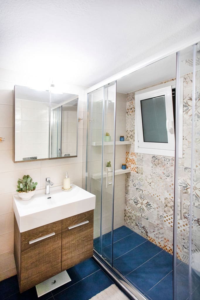 Συνδυασμός επίπλου μπάνιου και καμπίνας ντους σε ανακαίνιση μπάνιου στην Καλλιθέα με ρετρό πλακάκια