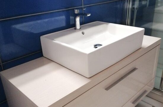 Έπιπλο μπάνιου με επικαθήμενο νιπτήρα σε ανακαίνιση στα Άνω Πατήσια