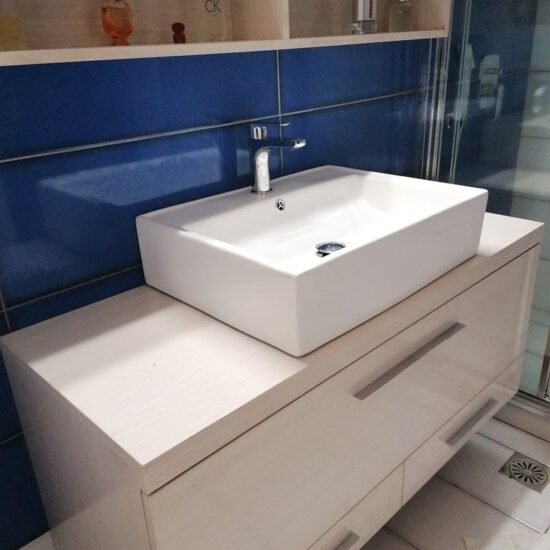 Έπιπλο μπάνιου με επικαθήμενο νιπτήρα σε ανακαίνιση στα Άνω Πατήσια