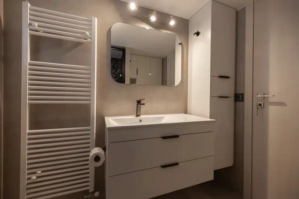 Κρεμαστό έπιπλο μπάνιου με δύο συρτάρια, μπαταρία gunmetal και καθρέφτη σε μοντέρνα ανακαίνιση