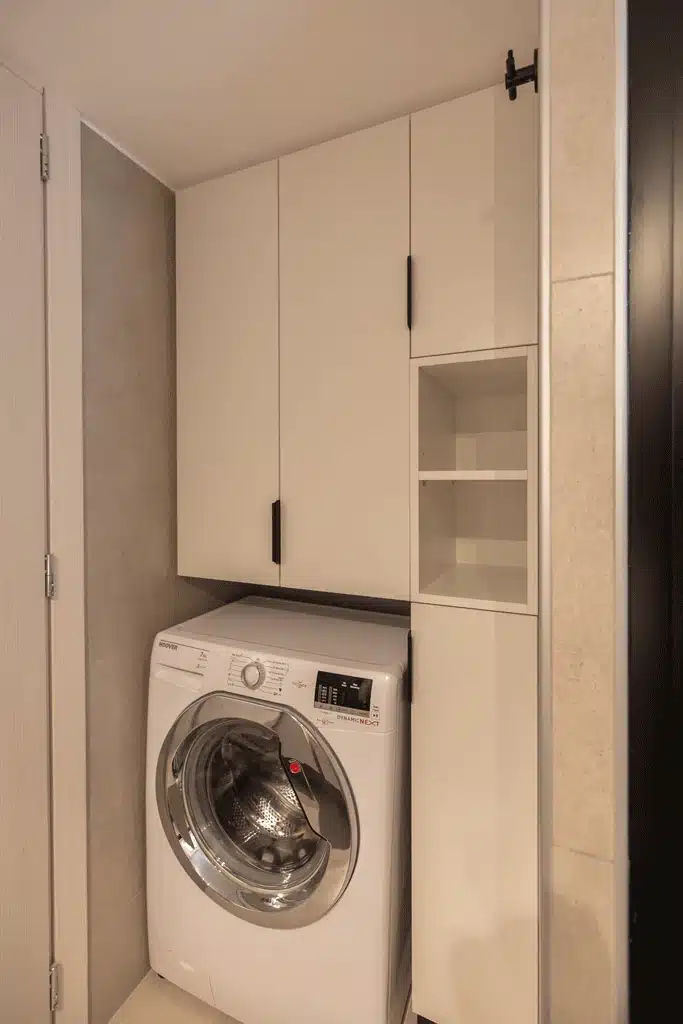 Κατασκευή επίπλου μπάνιου πάνω από πλυντήριο ρούχων σε σύγχρονη ανακαίνιση