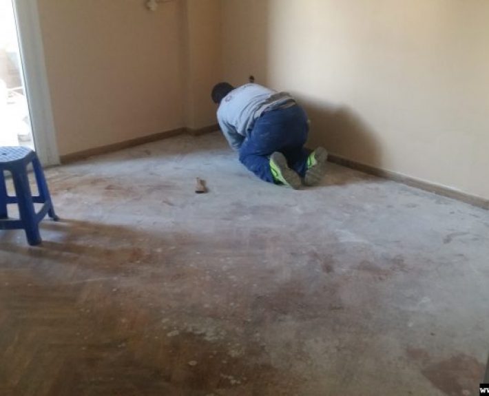 Παλαιό ξύλινο πάτωμα πριν το τρίψιμο και το γυάλισμα