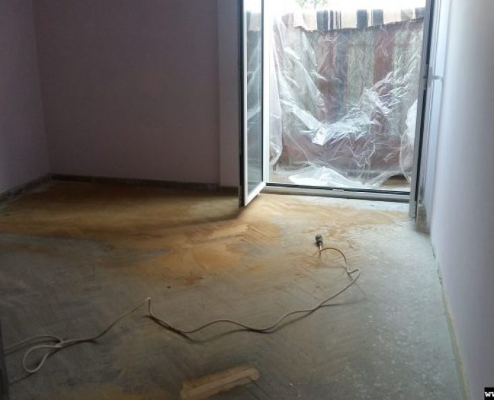 Ταλαιπωρημένο ξύλινο πάτωμα πριν το τρίψιμο και το γυάλισμα