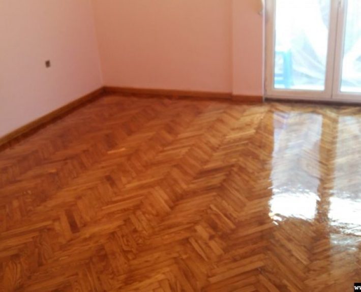 Γυαλισμένο ξύλινο πάτωμα μετά το τρίψιμο και το βερνίκωμα