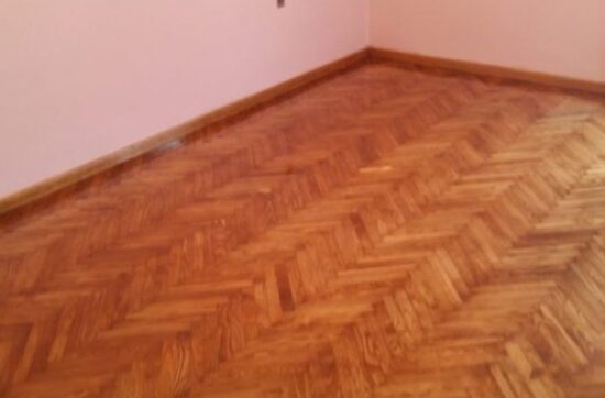 Γυαλισμένο ξύλινο πάτωμα μετά το τρίψιμο και το βερνίκωμα