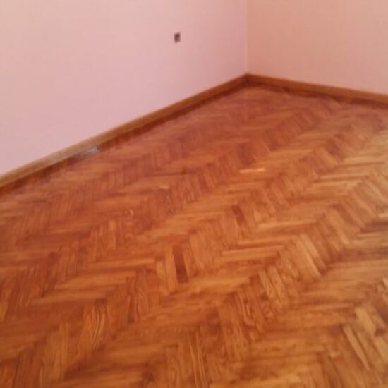 Γυαλισμένο ξύλινο πάτωμα μετά το τρίψιμο και το βερνίκωμα