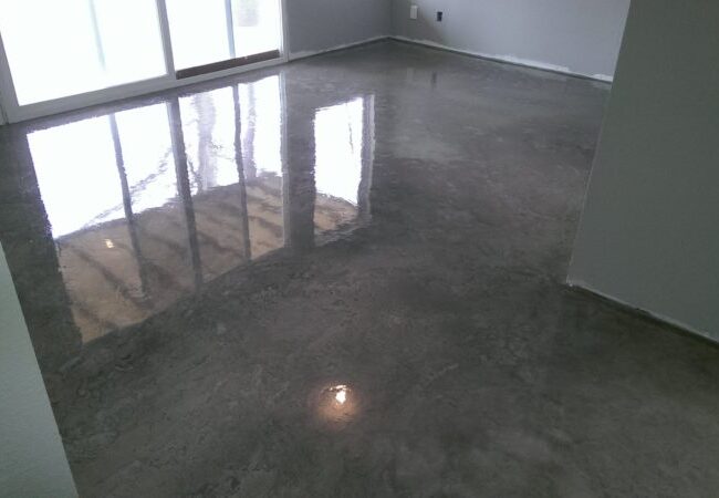 Γυαλιστερό δάπεδο από πατητή τσιμεντοκονία σε εσωτερικό χώρο κατοικίας