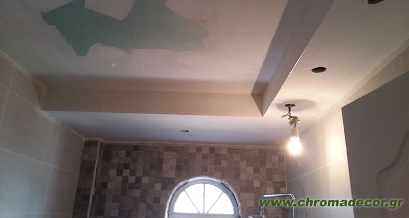 Κατασκευή ψευδοροφής με γυψοσανίδα σε μπάνιο κατά τη διάρκεια ανακαίνισης στον Άλιμο
