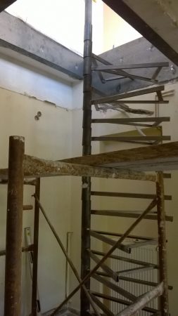 Μεταλλική εσωτερική σκάλα σε στάδιο κατασκευής με σιδηροκατασκευή