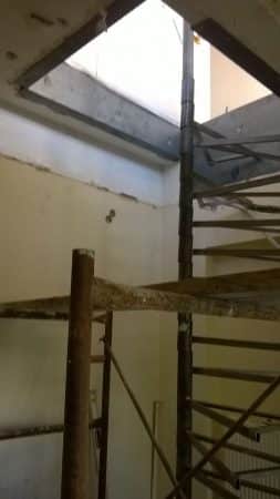 Μεταλλικός κορμός εσωτερικής σκάλας σε φάση τοποθέτησης