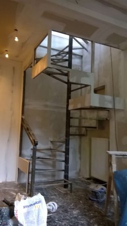 Κατασκευή εσωτερικής μεταλλικής σκάλας με σιδηροκατασκευή σε κατοικία