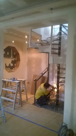 Συγκόλληση μεταλλικού σκελετού σε κατασκευή εσωτερικής σκάλας