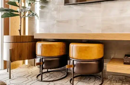 Μοντέρνα κουζίνα με πατητή τσιμεντοκονία και ξύλινο πάσο σε minimal σχεδιασμό