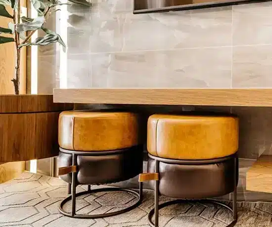 Μοντέρνα κουζίνα με πατητή τσιμεντοκονία και ξύλινο πάσο σε minimal σχεδιασμό