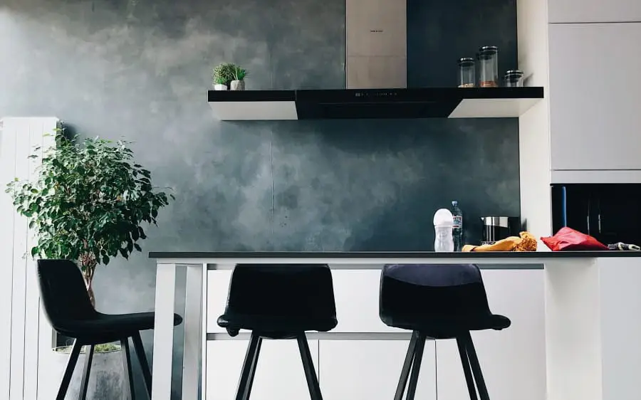 μοντέρνα κουζίνα με minimal design και πάγκο σε σύγχρονη ανακαίνιση κουζίνας