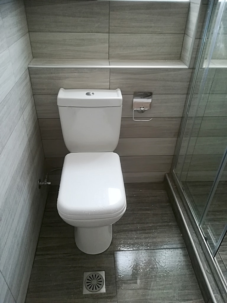 Ανακαίνιση μπάνιου στην Ηλιούπολη με σύγχρονη λεκάνη και καμπίνα ντουζιέρας