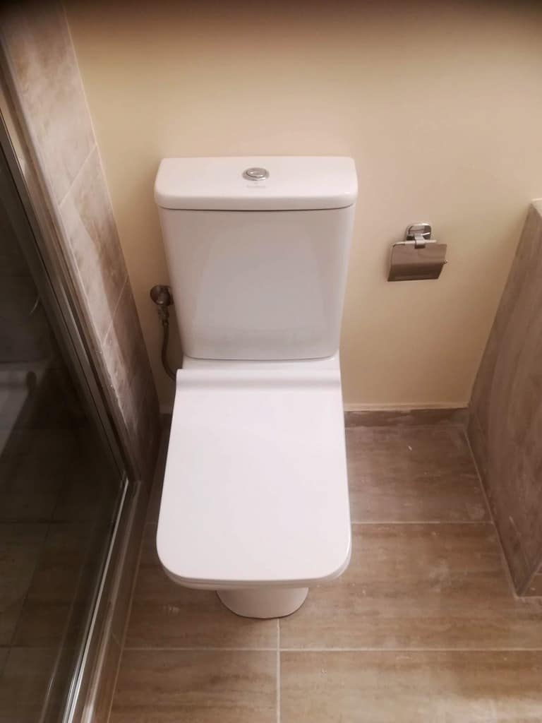 μοντέρνα λεκάνη μπάνιου σε ανακαινισμένο μπάνιο στον Άγιο Στέφανο