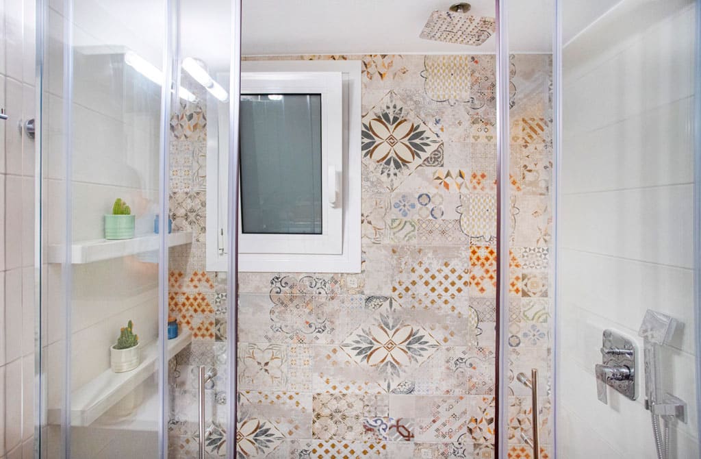 Ρετρό patchwork πλακάκια σε καμπίνα ντους από ανακαίνιση μπάνιου στην Καλλιθέα