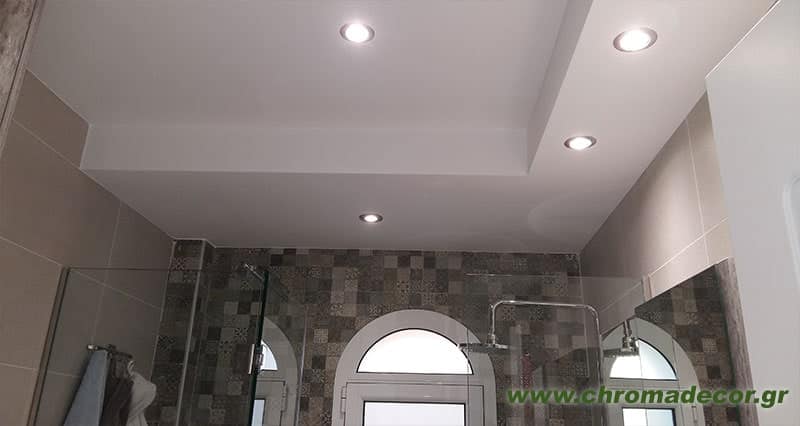 Ανακαινισμένο μπάνιο στον Άλιμο με ψευδοροφή γυψοσανίδας και σποτ φωτισμού