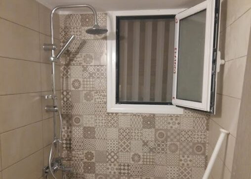 Ανακαινισμένο μπάνιο στα Πετράλωνα με νέα πλακάκια και διακοσμητική επένδυση τοίχου