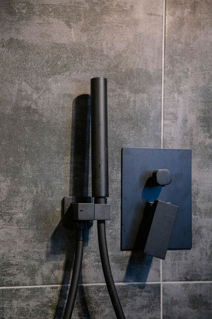 Μαύρη εντοιχισμένη μπαταρία ντους σε ανακαίνιση μπάνιου στον Νέο Κόσμο