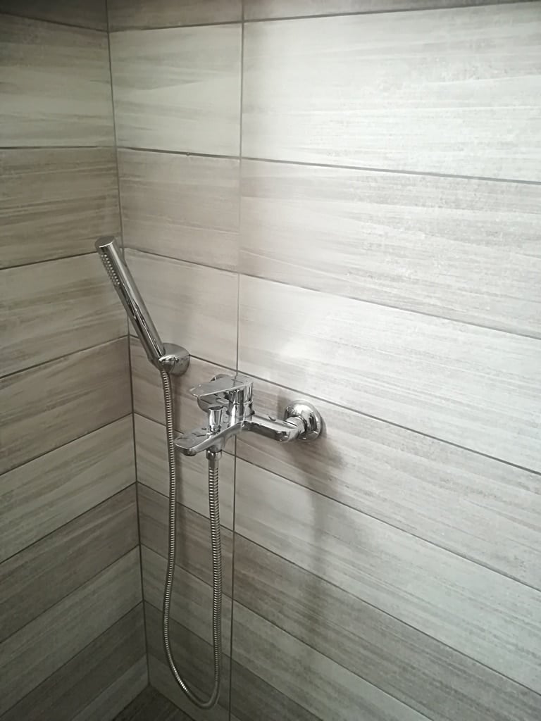 μπαταρία ντουζιέρας σε ανακαινισμένο μπάνιο στην Ηλιούπολη