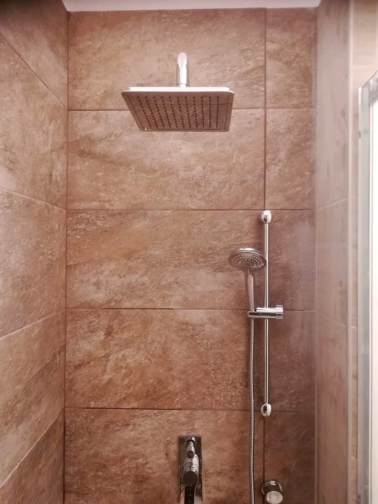 ντουζιέρα με εντοιχισμένη μπαταρία και κεφαλή rain shower σε ανακαινισμένο μπάνιο στον Άγιο Στέφανο