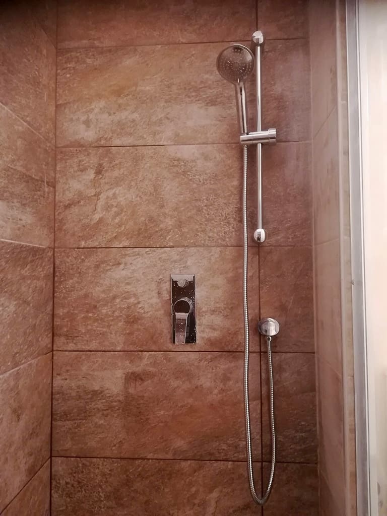 ντουζιέρα με εντοιχισμένη μπαταρία ντους και τηλέφωνο ντουζιέρας σε ανακαινισμένο μπάνιο στον Άγιο Στέφανο