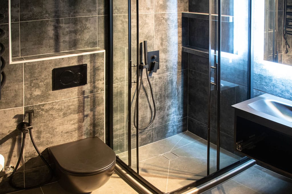 Ανακαίνιση μπάνιου στον Νέο Κόσμο με μαύρη κρεμαστή λεκάνη και walk-in ντουζιέρα