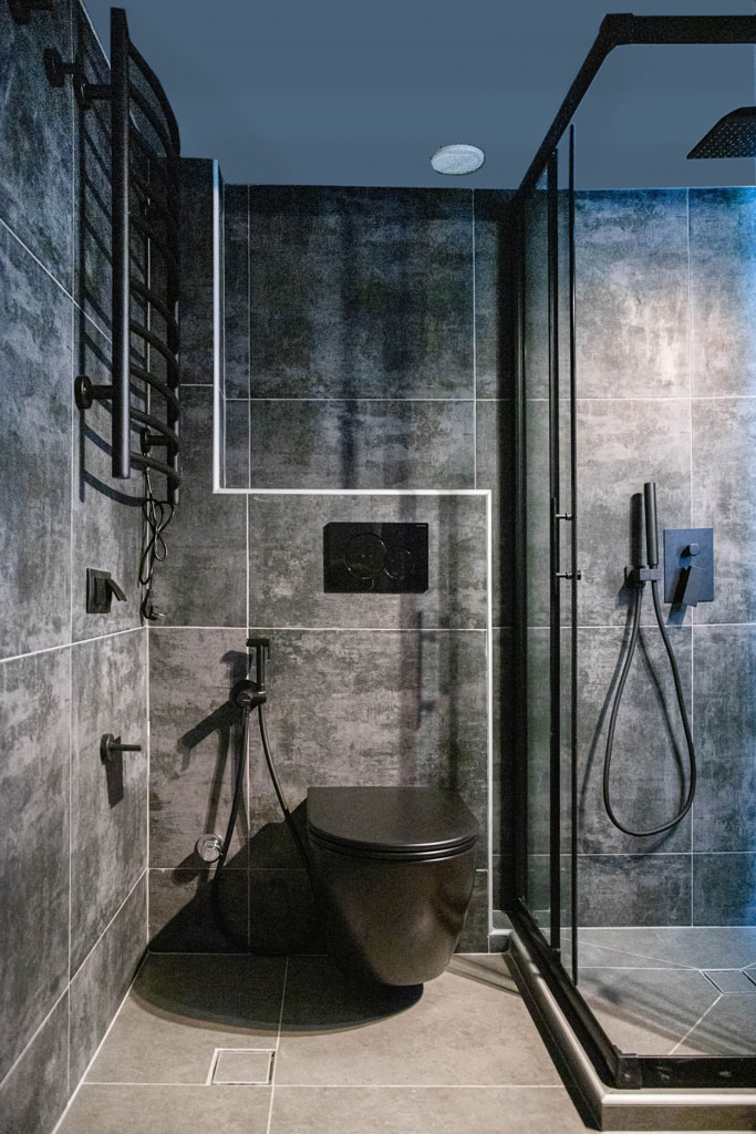 Ανακαινισμένο μπάνιο στον Νέο Κόσμο με μαύρη κρεμαστή λεκάνη και walk-in ντουζιέρα