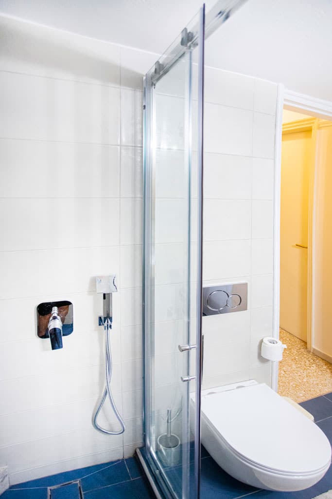 Ανακαίνιση μπάνιου στην Καλλιθέα με καμπίνα ντους και εντοιχισμένο καζανάκι