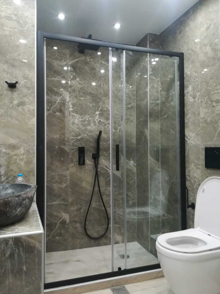 Ντουζιέρα με μαύρη καμπίνα και μαύρη μπαταρία σε ανακαίνιση μπάνιου στον Ταύρο από τη Chroma Decor