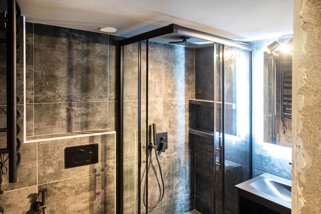 Ανακαίνιση μπάνιου στον Νέο Κόσμο με walk-in ντουζιέρα και industrial γκρι πλακάκια