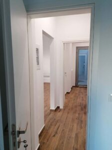 Νέο δάπεδο πλακάκι τύπου ξύλο σε πλήρη ανακαίνιση σπιτιού στο Αιγάλεω από τη Chroma Decor