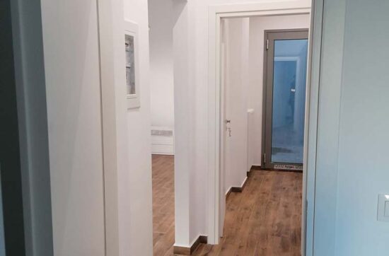 Νέο δάπεδο πλακάκι τύπου ξύλο σε πλήρη ανακαίνιση σπιτιού στο Αιγάλεω από τη Chroma Decor