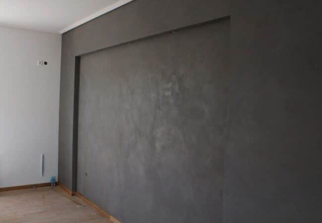 Πατητή τσιμεντοκονία σε εσωτερικό τοίχο σαλονιού σε μοντέρνα κατοικία