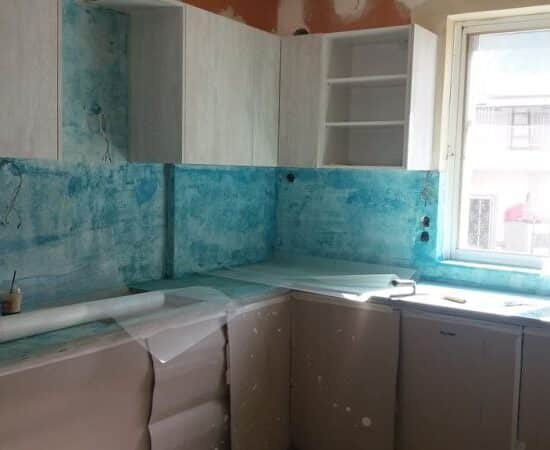 Πατητή τσιμεντοκονία σε πάγκο και πλάτη κουζίνας σε στάδιο εφαρμογής